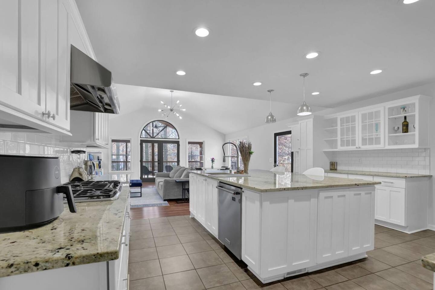 Chamblee Retreat 3br W Spacious Porch Holiday home *