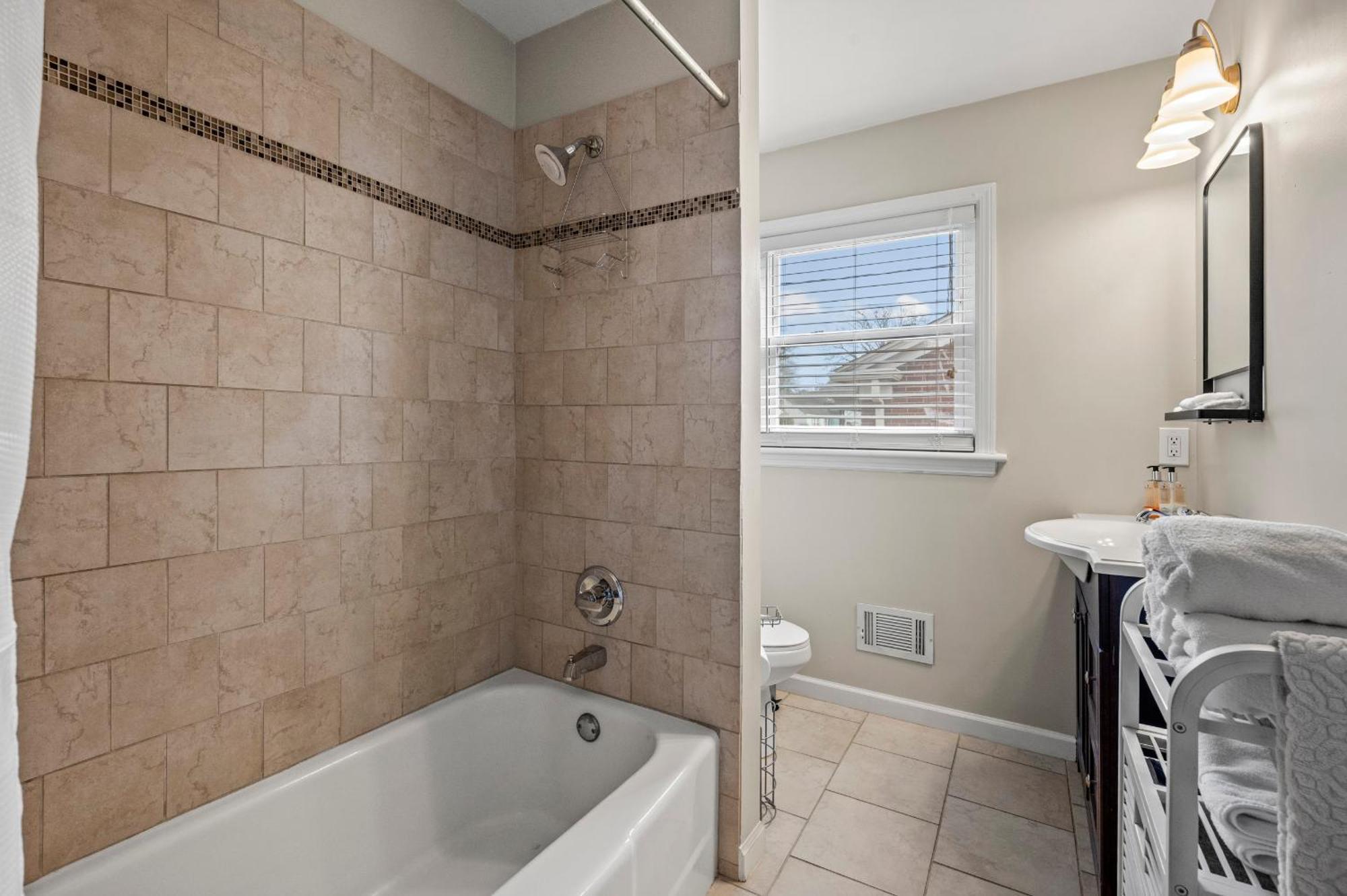 The Rhitreat Self Ck-in Near Dwntwn & Airport Holiday home
