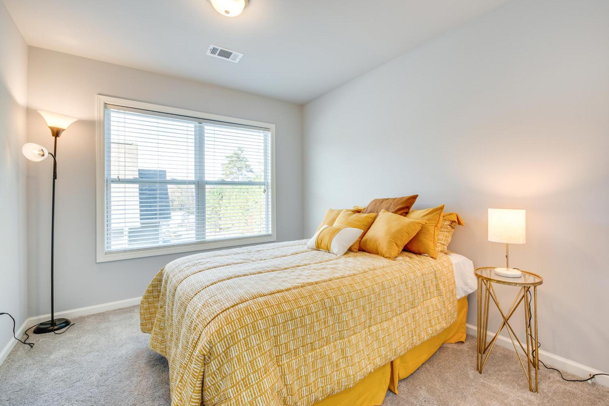 With Patio, 8 Mi To Downtown And Aquarium Atlanta