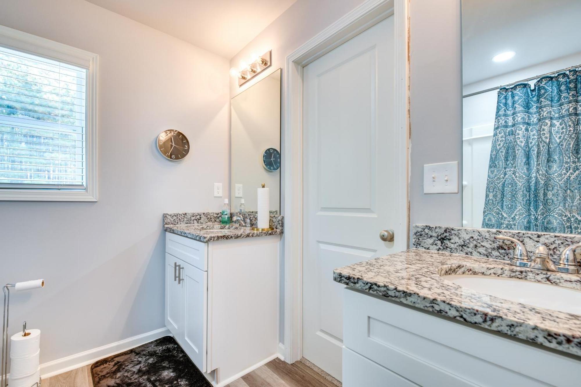 With Patio, 8 Mi To Downtown And Aquarium Holiday home *