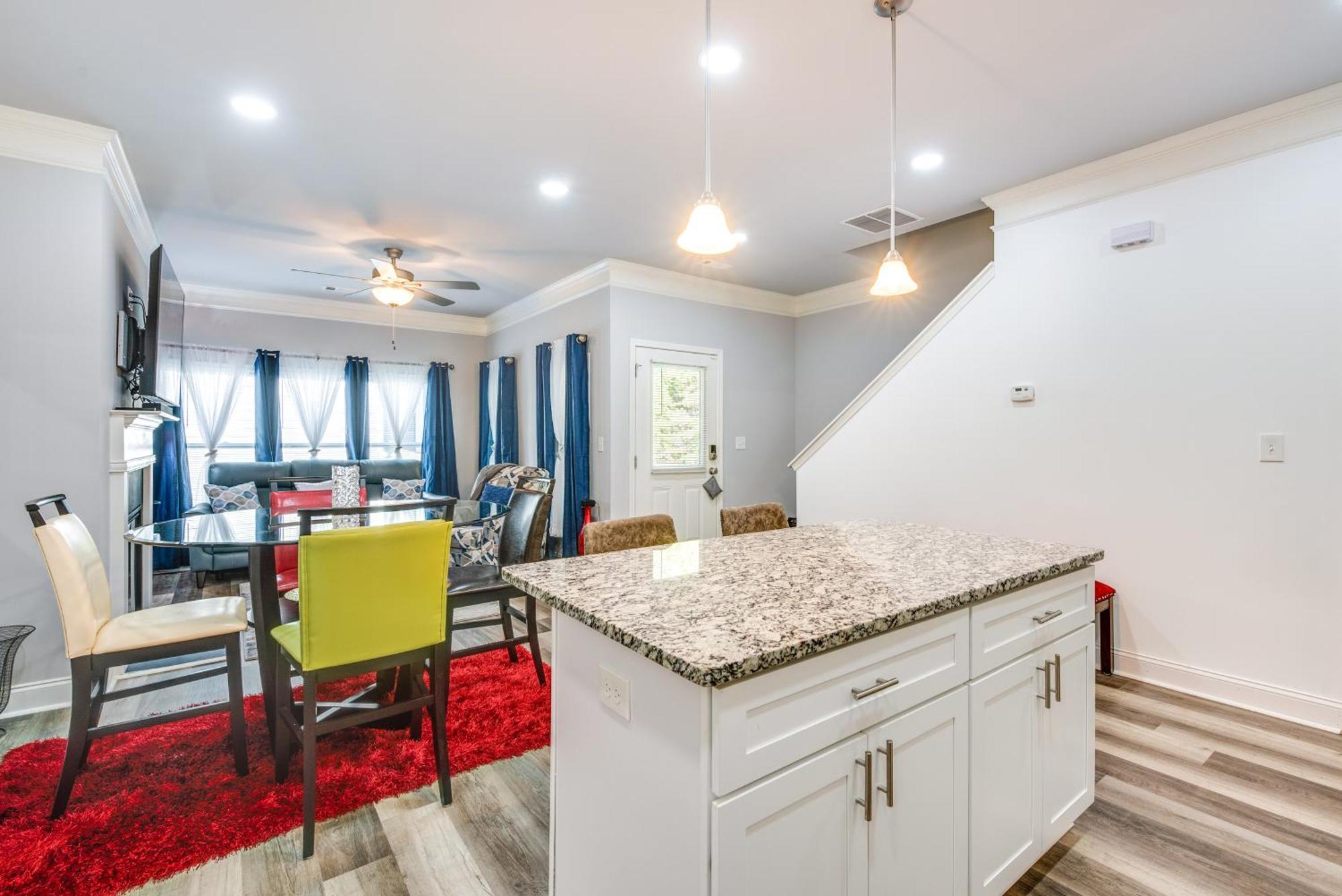 With Patio, 8 Mi To Downtown And Aquarium *