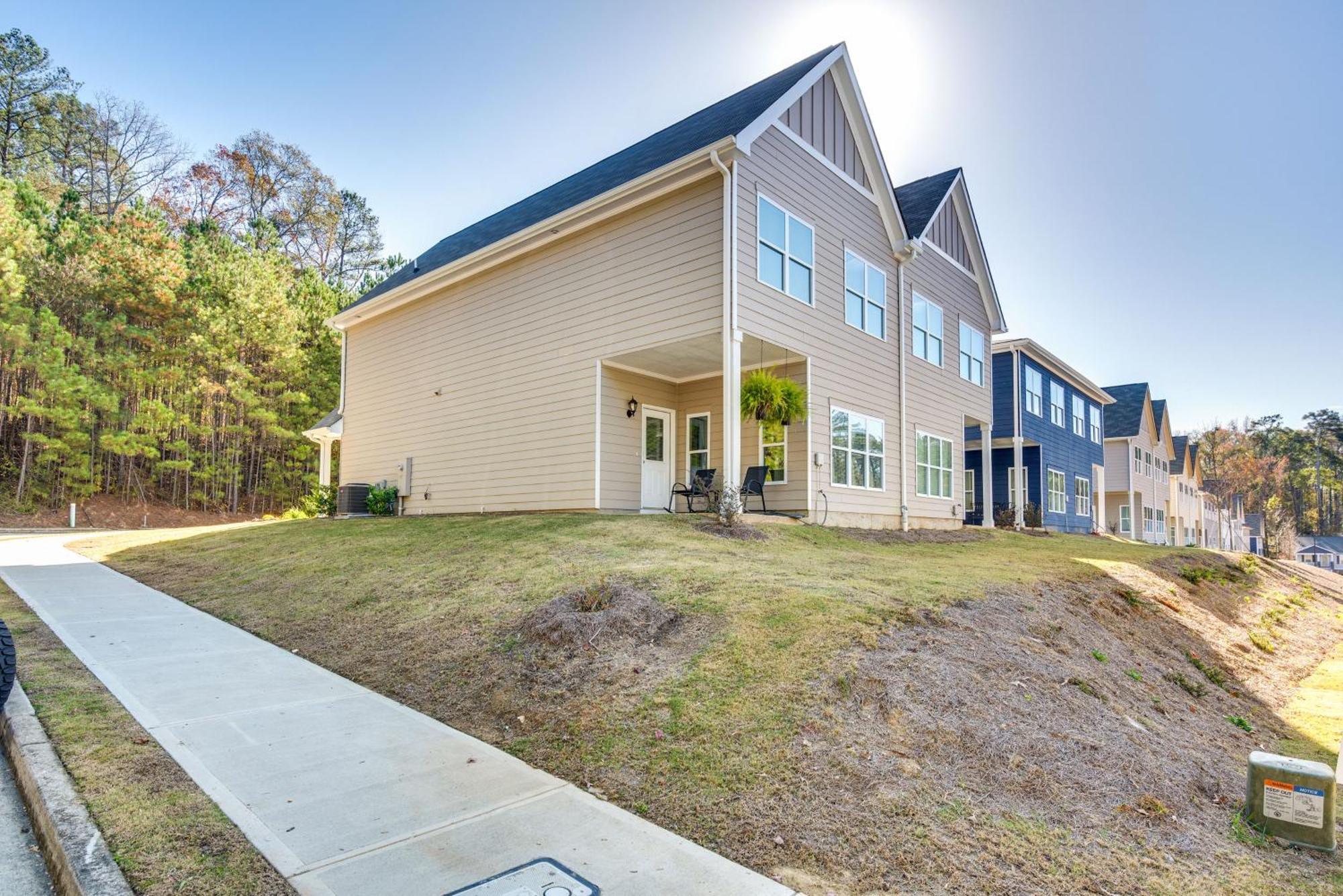With Patio, 8 Mi To Downtown And Aquarium Holiday home *