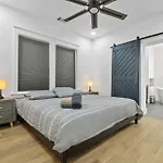 20% Off! King Bed, Soaking Tub, Super Fast Wi-Fi
