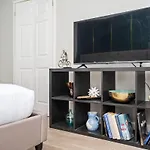 Downtown! Private Balcony! 24 Concierge! Pt11H