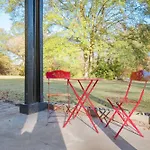 Quiet & Quaint Apartment, 5 Mins To Airport And 15 Mins To Downtown