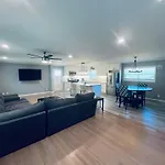 Spacious 4Br By Airport & Shops!