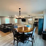 Spacious 4Br By Airport & Shops!