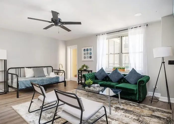 Downtown! Private Balcony! 24 Concierge! Pt11H
