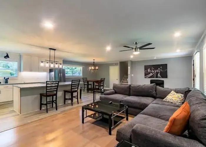 Spacious 4Br By Airport & Shops!