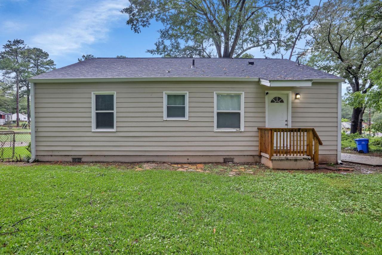 Fully Furnished Minutes From Downtown Apartment *