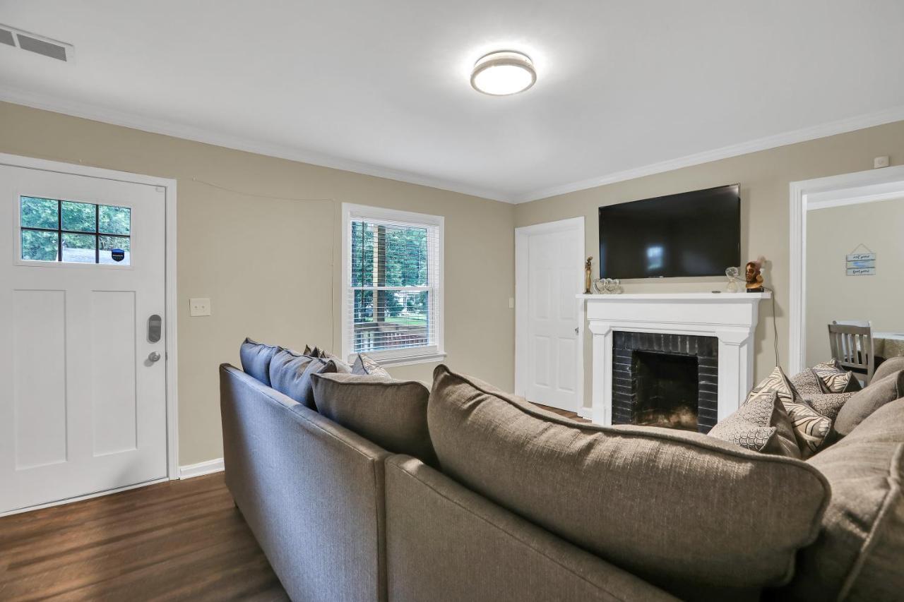 Fully Furnished Minutes From Downtown Apartment *