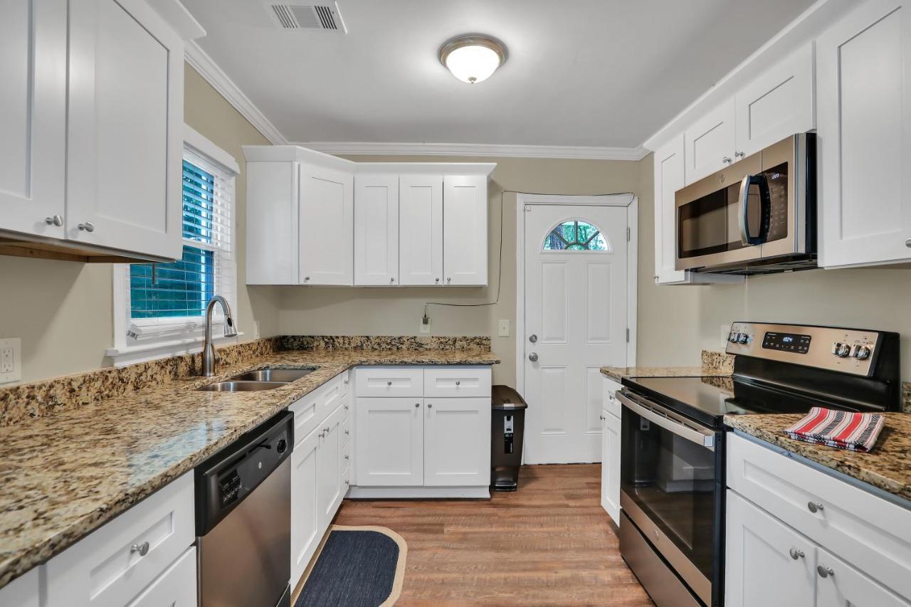 Fully Furnished Minutes From Downtown Apartment
