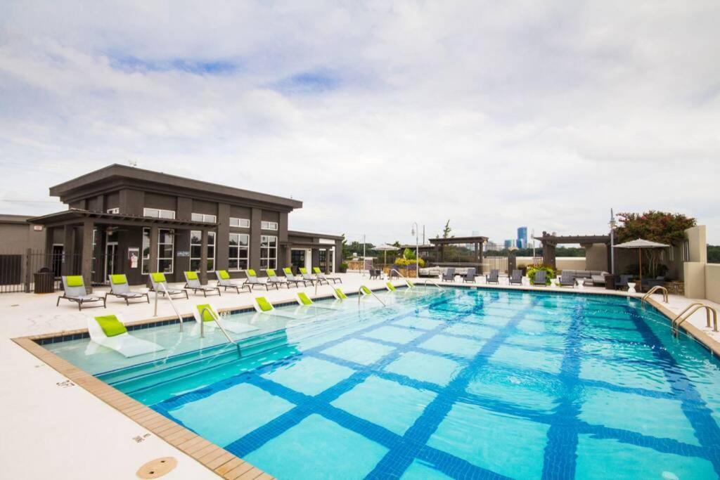 Buckhead Blue - Spacious 2 Bd 2ba - Private Balcony-rooftop- S13