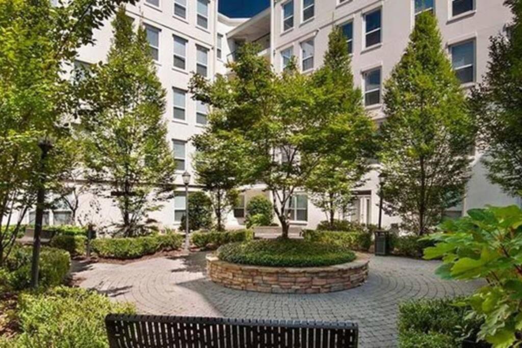 Buckhead Blue - Spacious 2 Bd 2ba - Private Balcony-rooftop- S13 Atlanta