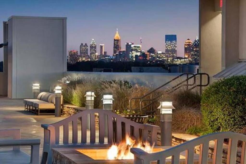 Buckhead Blue - Spacious 2 Bd 2ba - Private Balcony-rooftop- S13 Apartment