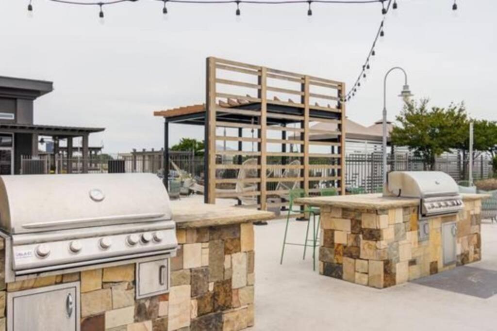Buckhead Blue - Spacious 2 Bd 2ba - Private Balcony-rooftop- S13 Apartment *