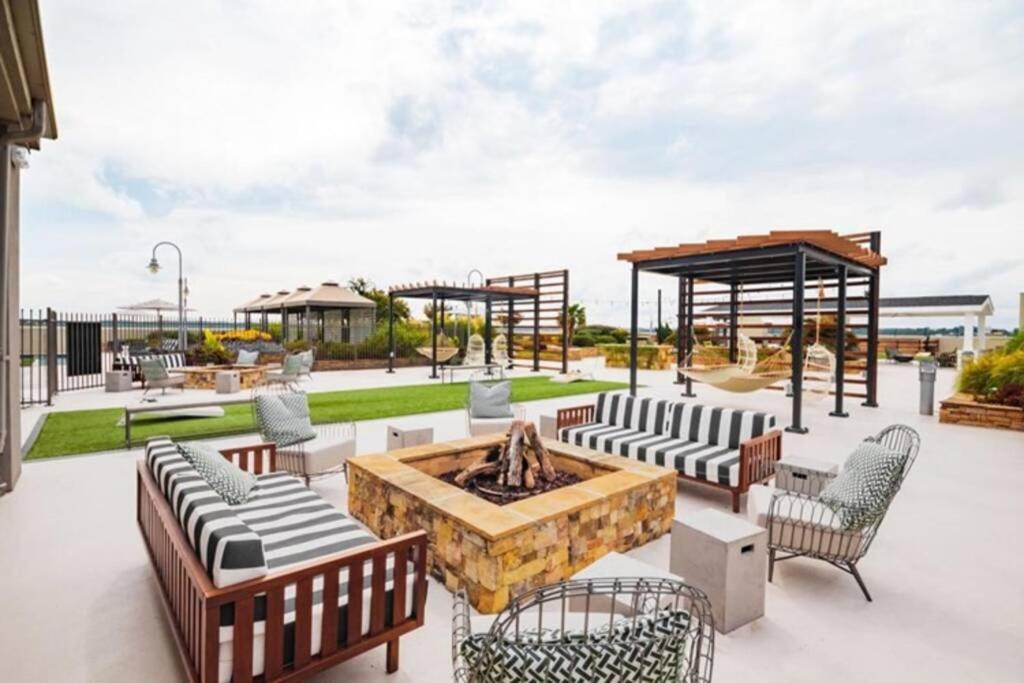 Buckhead Blue - Spacious 2 Bd 2ba - Private Balcony-rooftop- S13 Apartment *