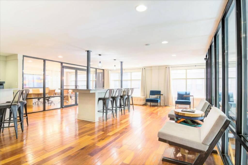 Buckhead Blue - Spacious 2 Bd 2ba - Private Balcony-rooftop- S13 *