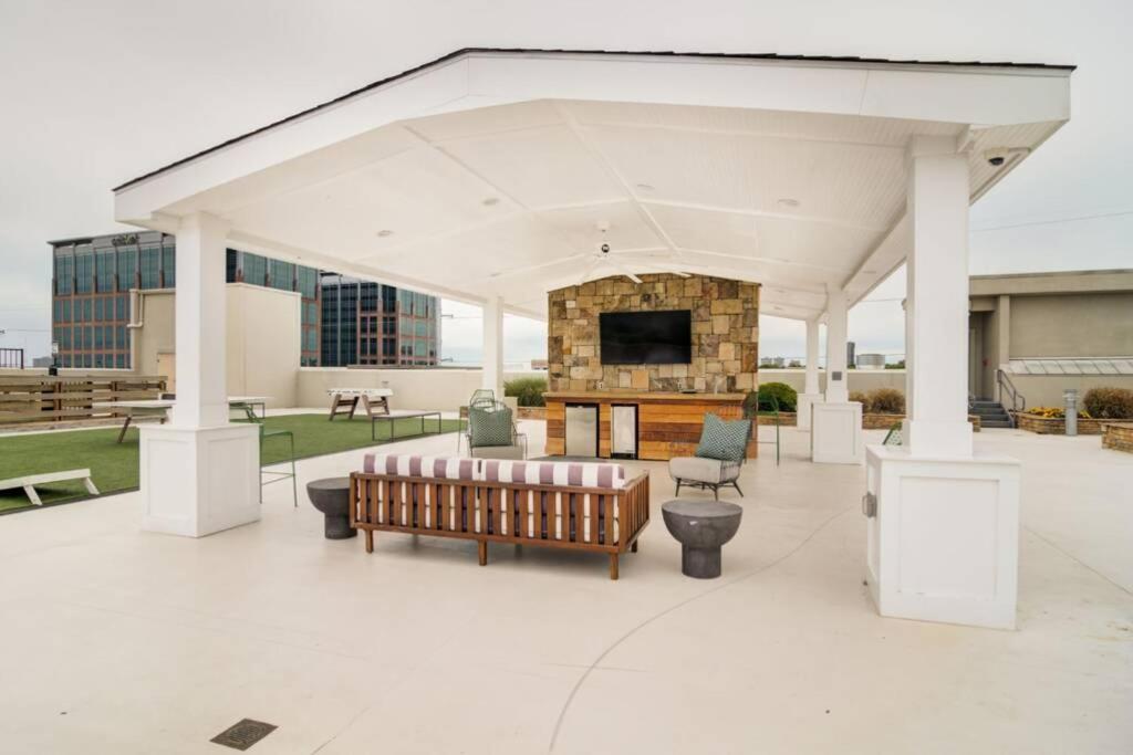 Buckhead Blue - Spacious 2 Bd 2ba - Private Balcony-rooftop- S13 *