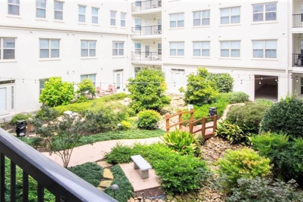 Buckhead Blue - Spacious 2 Bd 2ba - Private Balcony-rooftop- S13 Apartment *