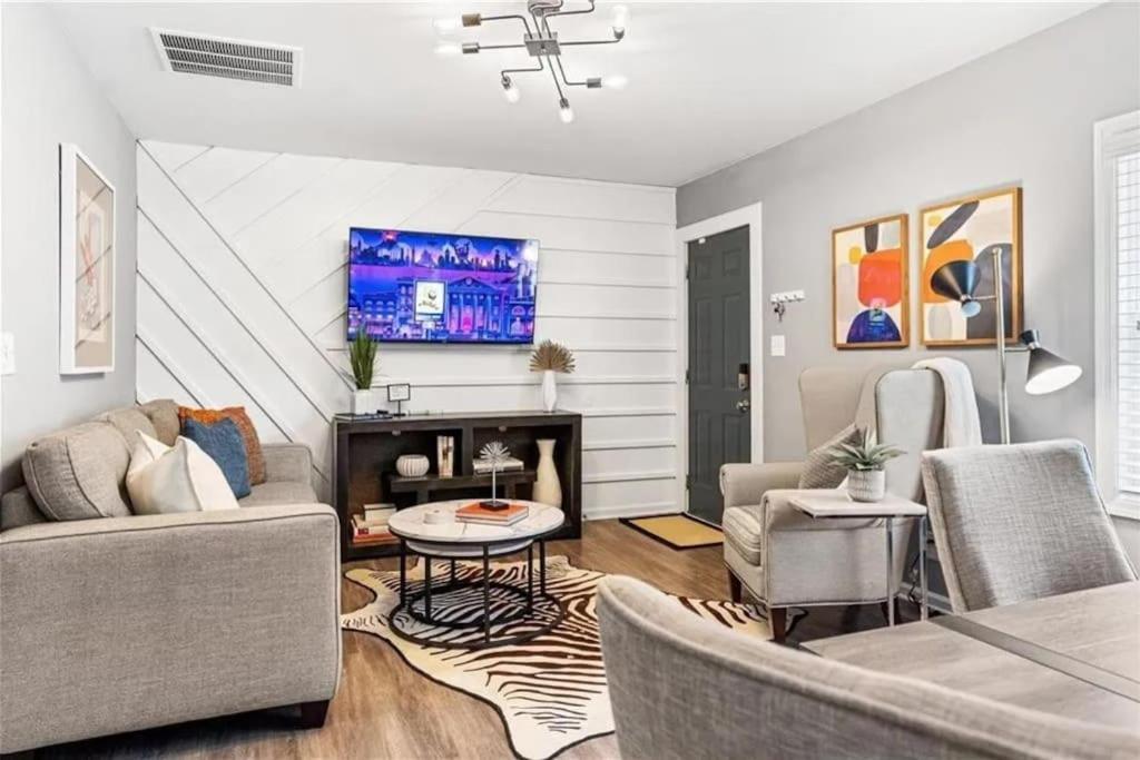 The Scarlet Door: West Midtown Holiday home *