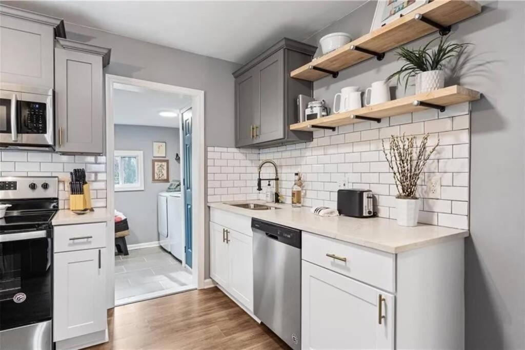 The Scarlet Door: West Midtown Holiday home *