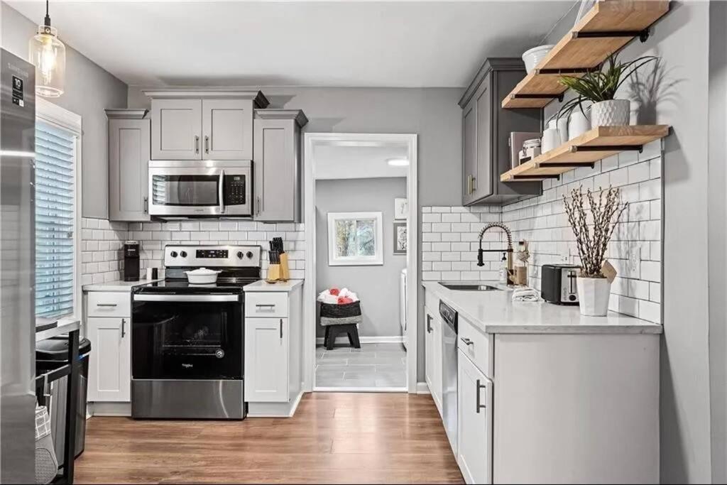 The Scarlet Door: West Midtown Holiday home
