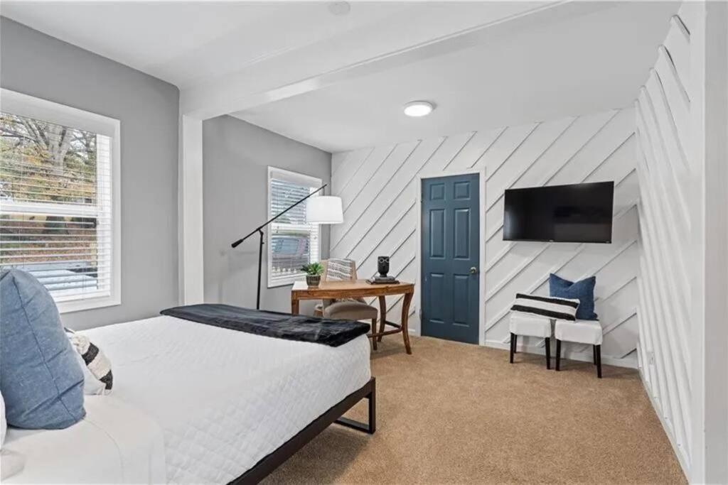 The Scarlet Door: West Midtown Holiday home
