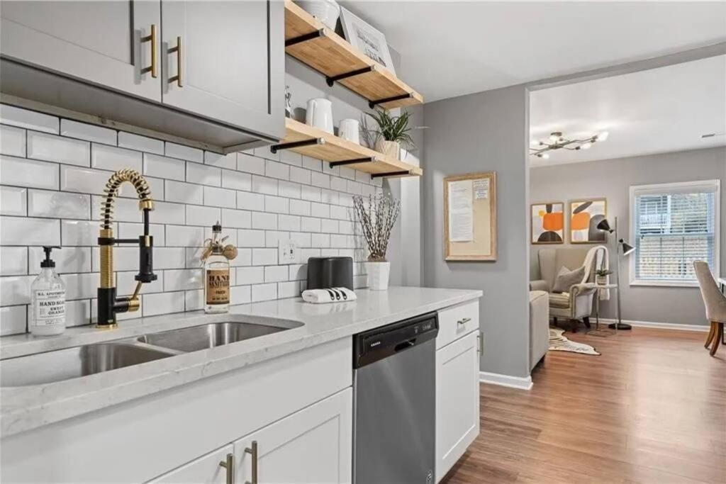 The Scarlet Door: West Midtown Holiday home
