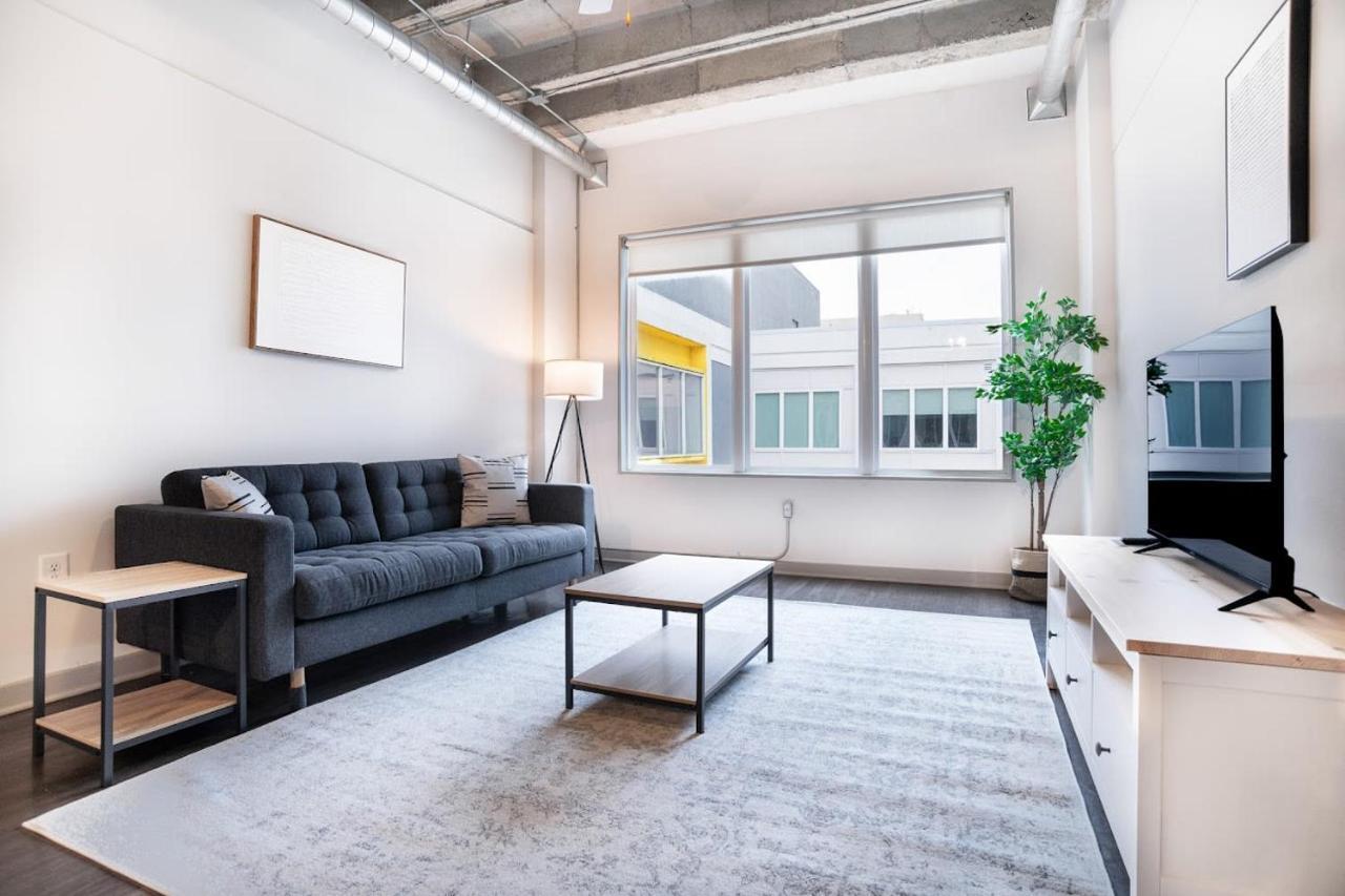 Stylish Living With Free Parking In Midtown Apartment