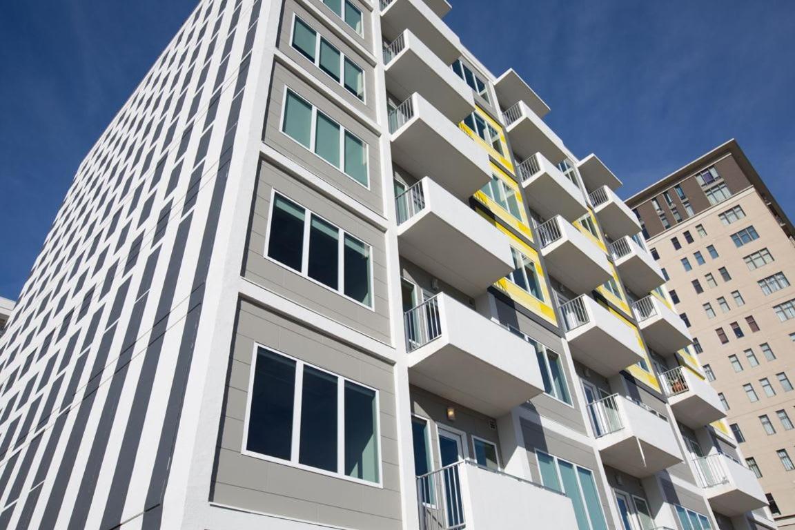 Stylish Living With Free Parking In Midtown Apartment