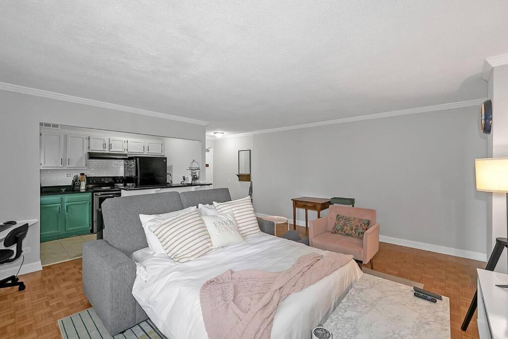 21st Floor In The Center Of Apartment