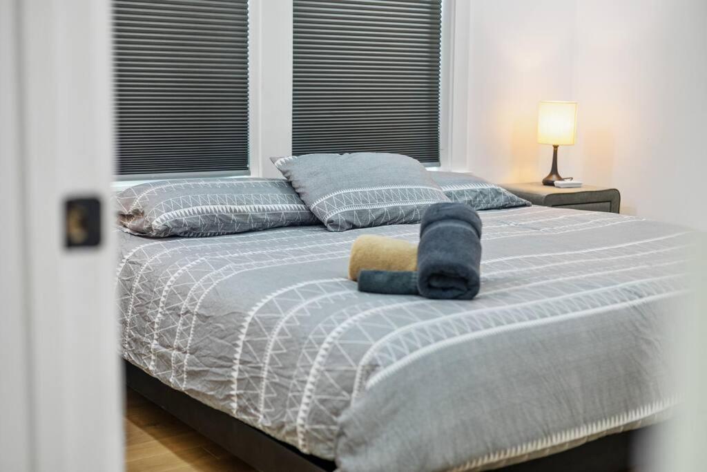 20% Off! King Bed, Soaking Tub, Super Fast Wi-fi Holiday home *
