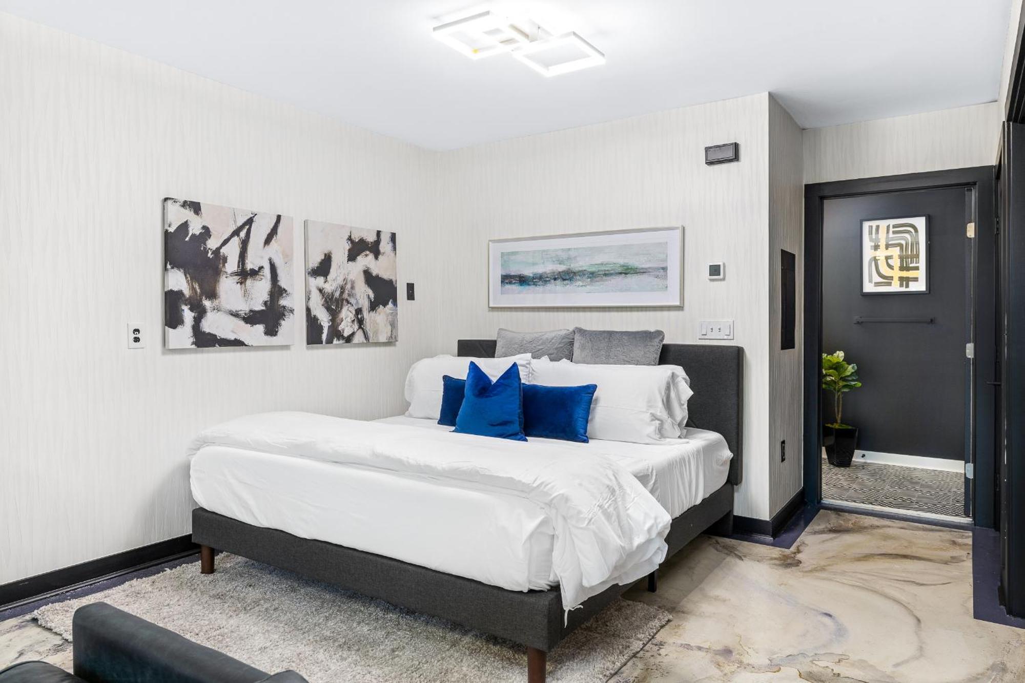 Hermetic Heart Of Midtown Semblance King Bed Studio