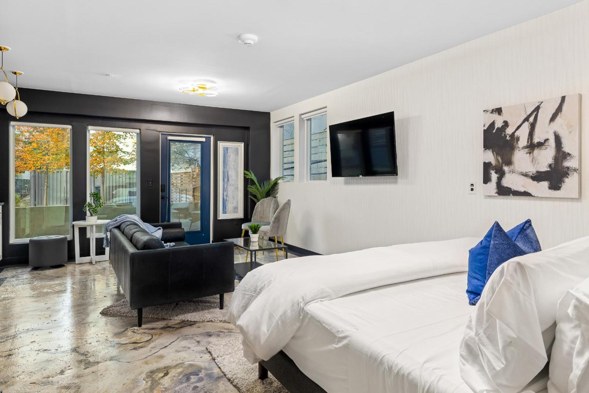 Hermetic Heart Of Midtown Semblance King Bed Studio