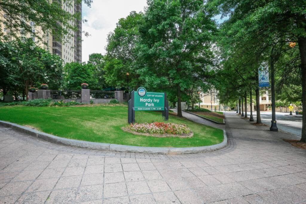 Holiday home Entire Condo! Downtown! 24 Concierge! Pt9b *