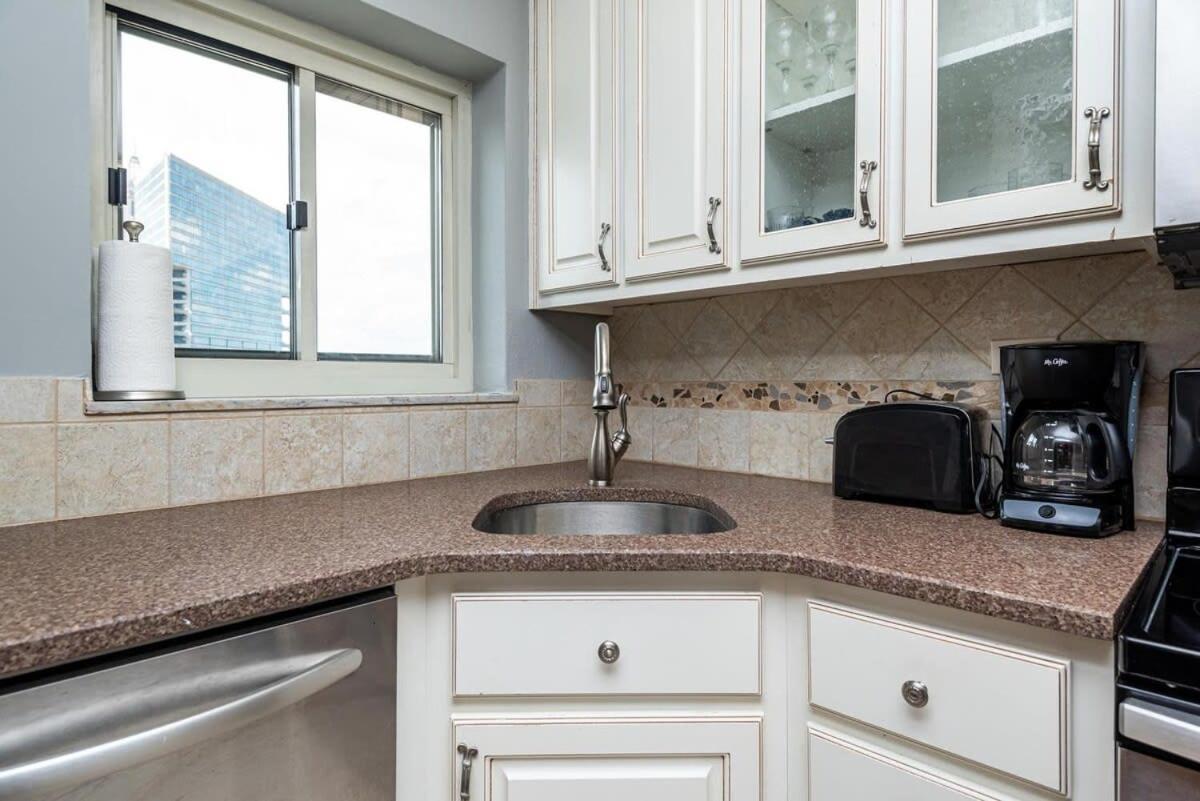 Entire Condo! Downtown! 24 Concierge! Pt9b