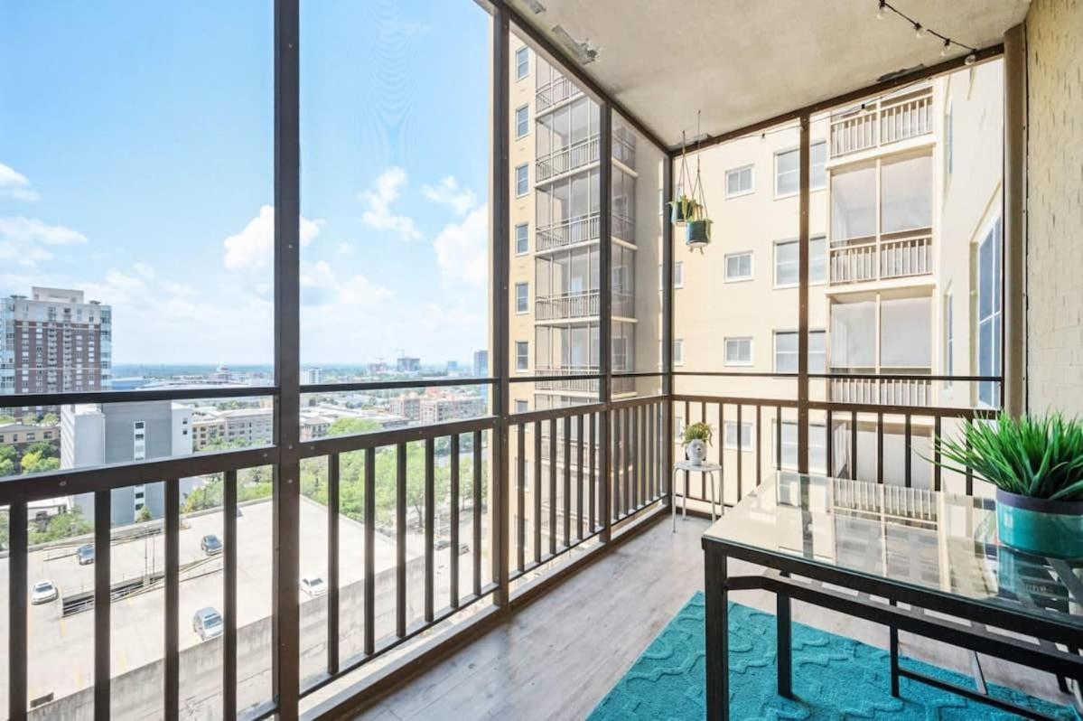 Apartment Downtown! Private Balcony! 24 Concierge! Pt11h
