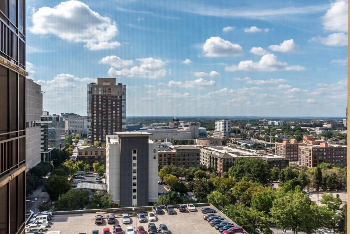 Apartment Downtown! Private Balcony! 24 Concierge! Pt11h