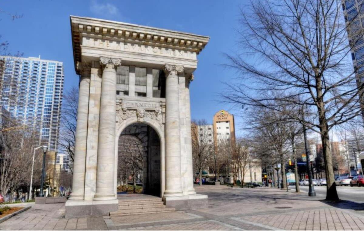 Apartment Downtown! Private Balcony! 24 Concierge! Pt11h *