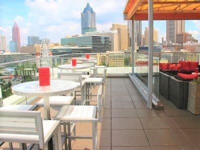 Apartment Downtown! Private Balcony! 24 Concierge! Pt11h