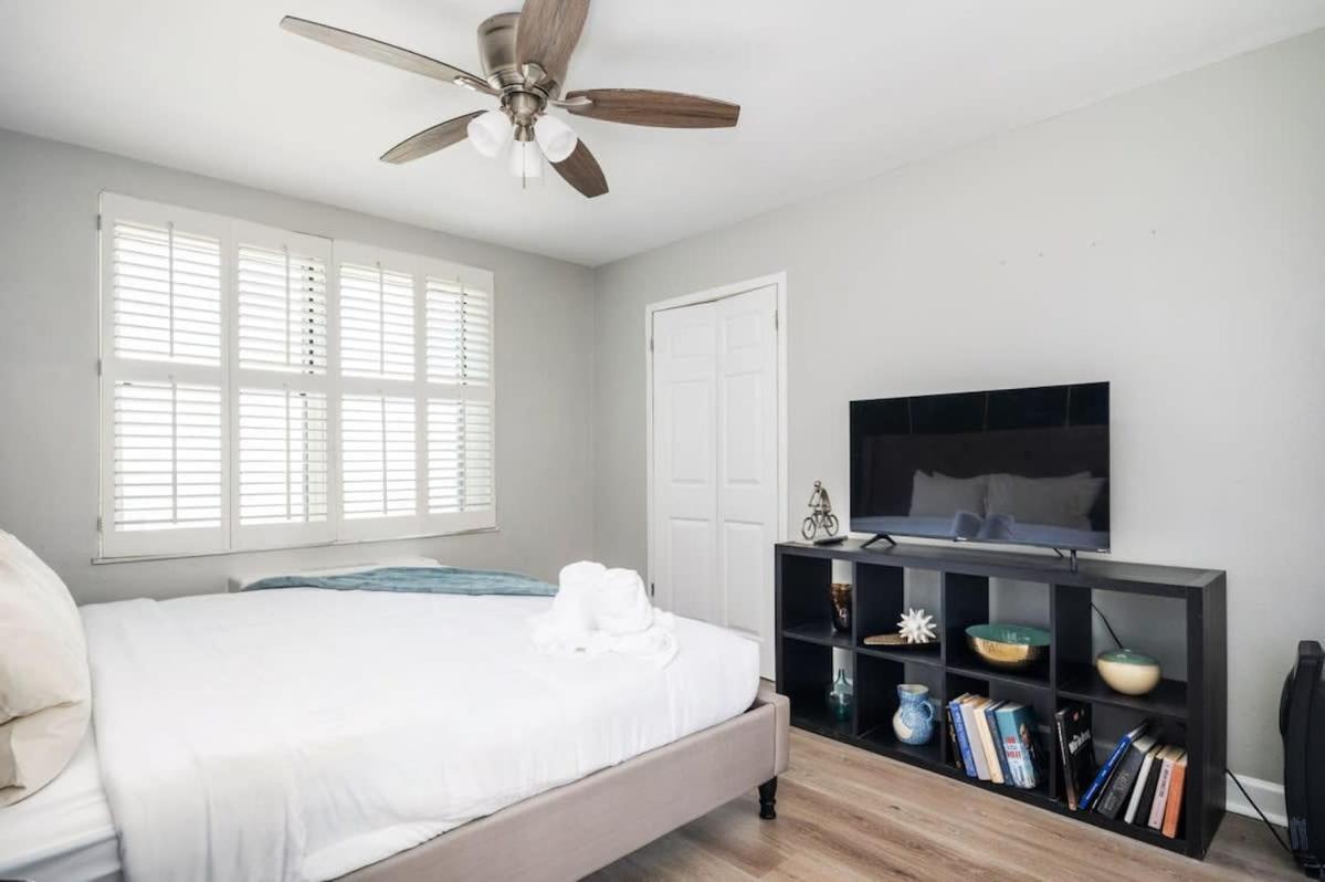 Apartment Downtown! Private Balcony! 24 Concierge! Pt11h *