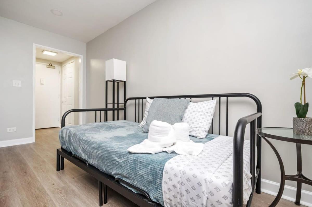 Downtown! Private Balcony! 24 Concierge! Pt11h