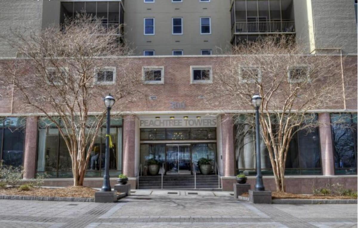 Apartment Downtown! Private Balcony! 24 Concierge! Pt11h