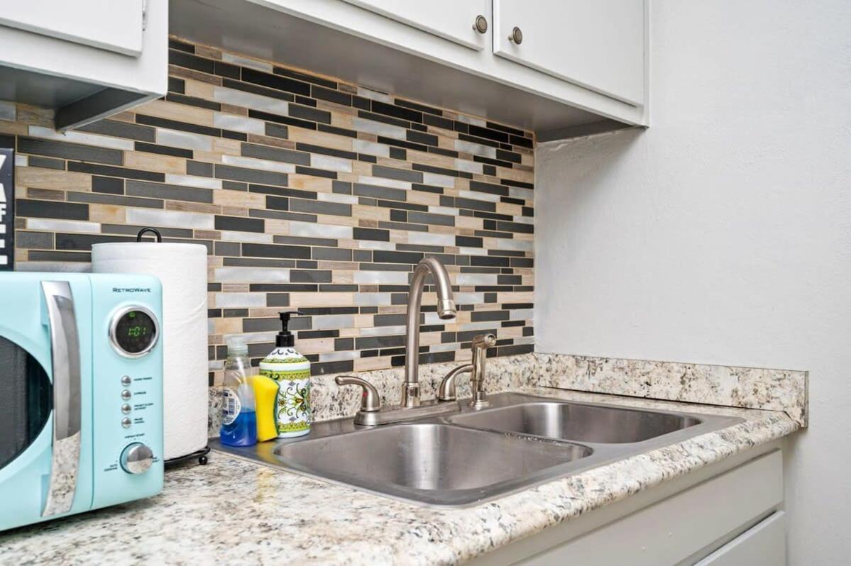 Apartment Downtown! Private Balcony! 24 Concierge! Pt11h *