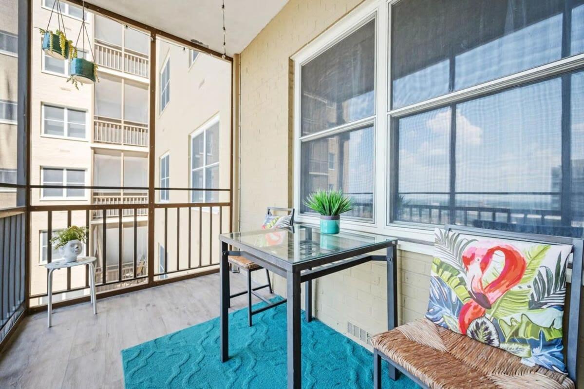 Downtown! Private Balcony! 24 Concierge! Pt11h