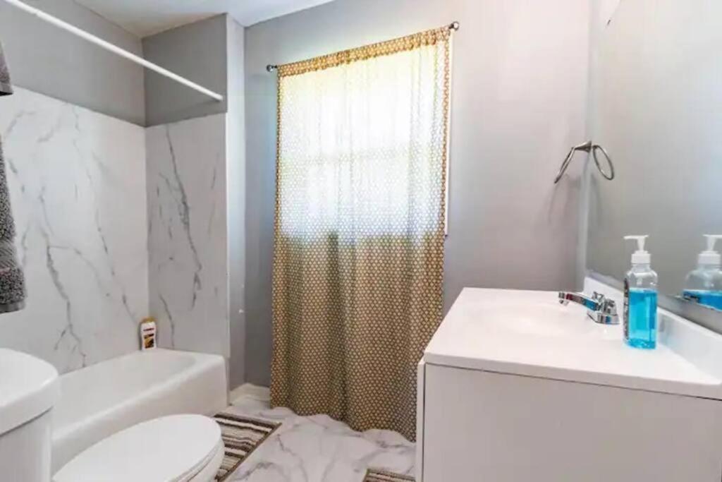 Holiday home Spacious 4br By Airport & Shops!