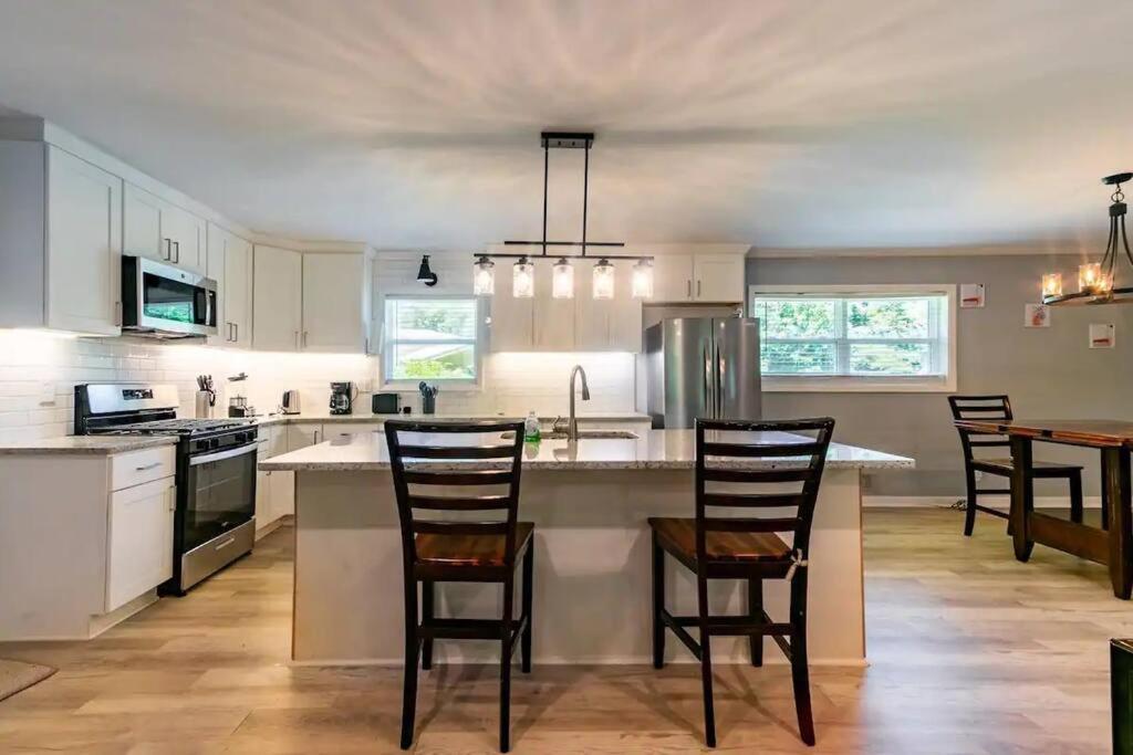 Spacious 4br By Airport & Shops! *