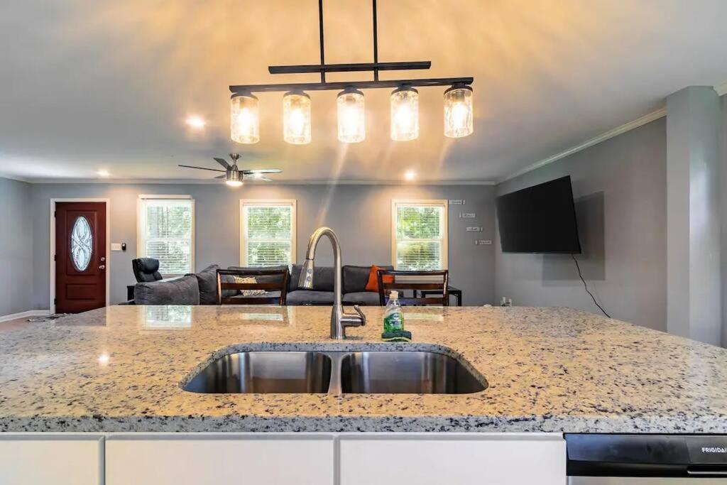Holiday home Spacious 4br By Airport & Shops! *