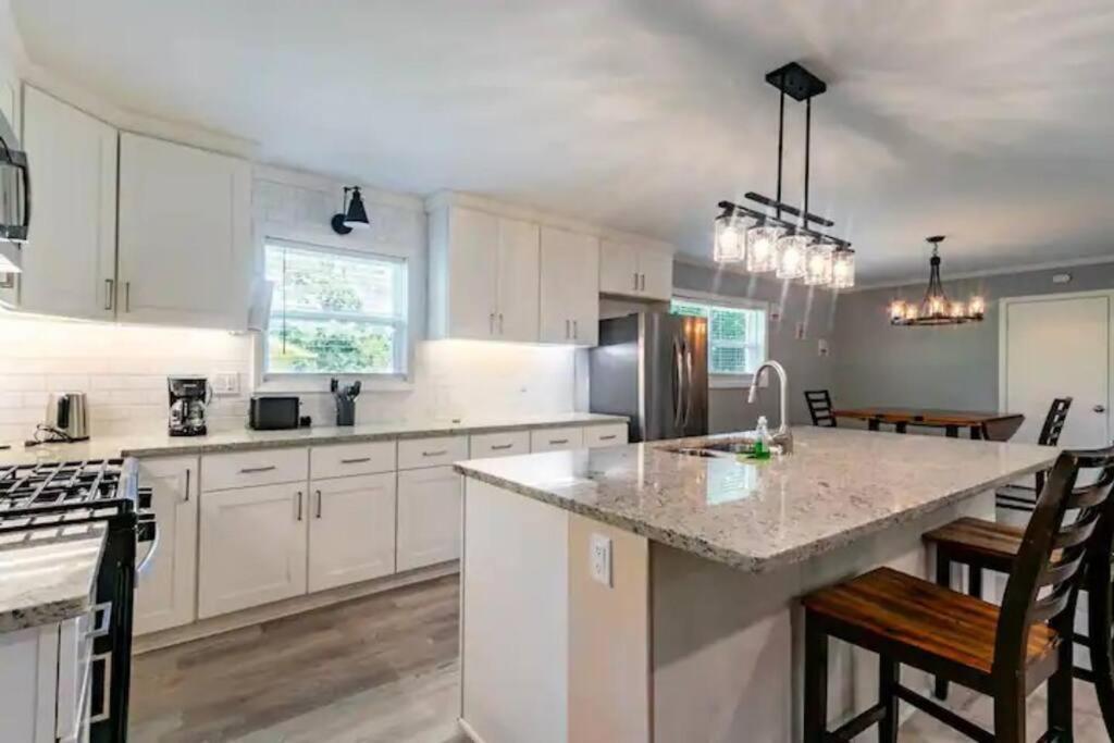 Spacious 4br By Airport & Shops! Holiday home *